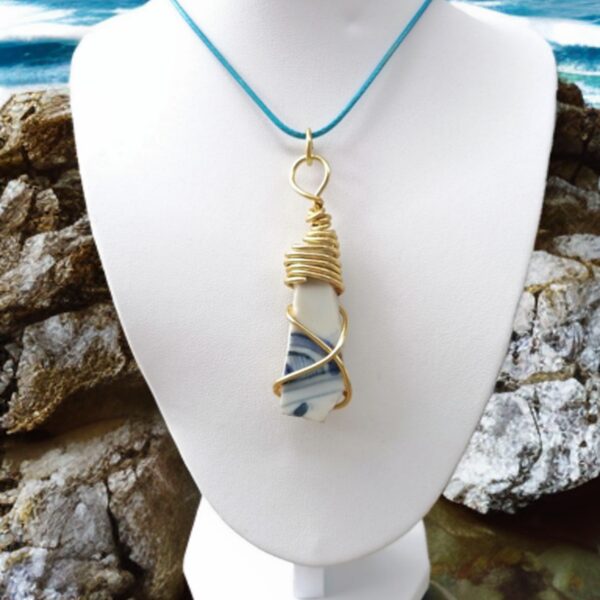 A nice piece released by the sea, crafted with golden wire.